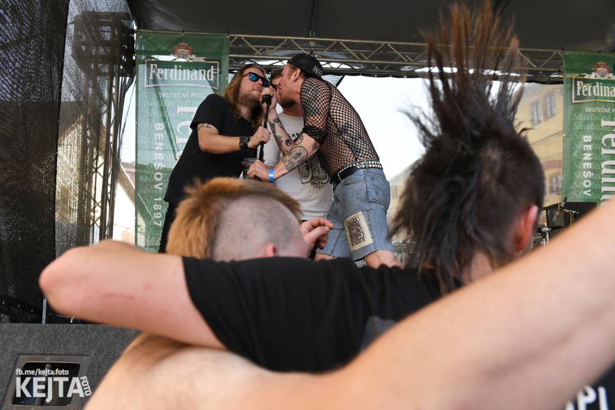 Punk Rock for Ferdinand: nejen dospěláci pařili na RV-4, The Fialky nebo !V.V.Ú.