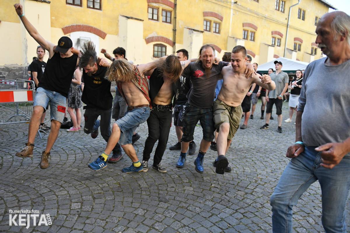 Punk Rock for Ferdinand: nejen dospěláci pařili na RV-4, The Fialky nebo !V.V.Ú.