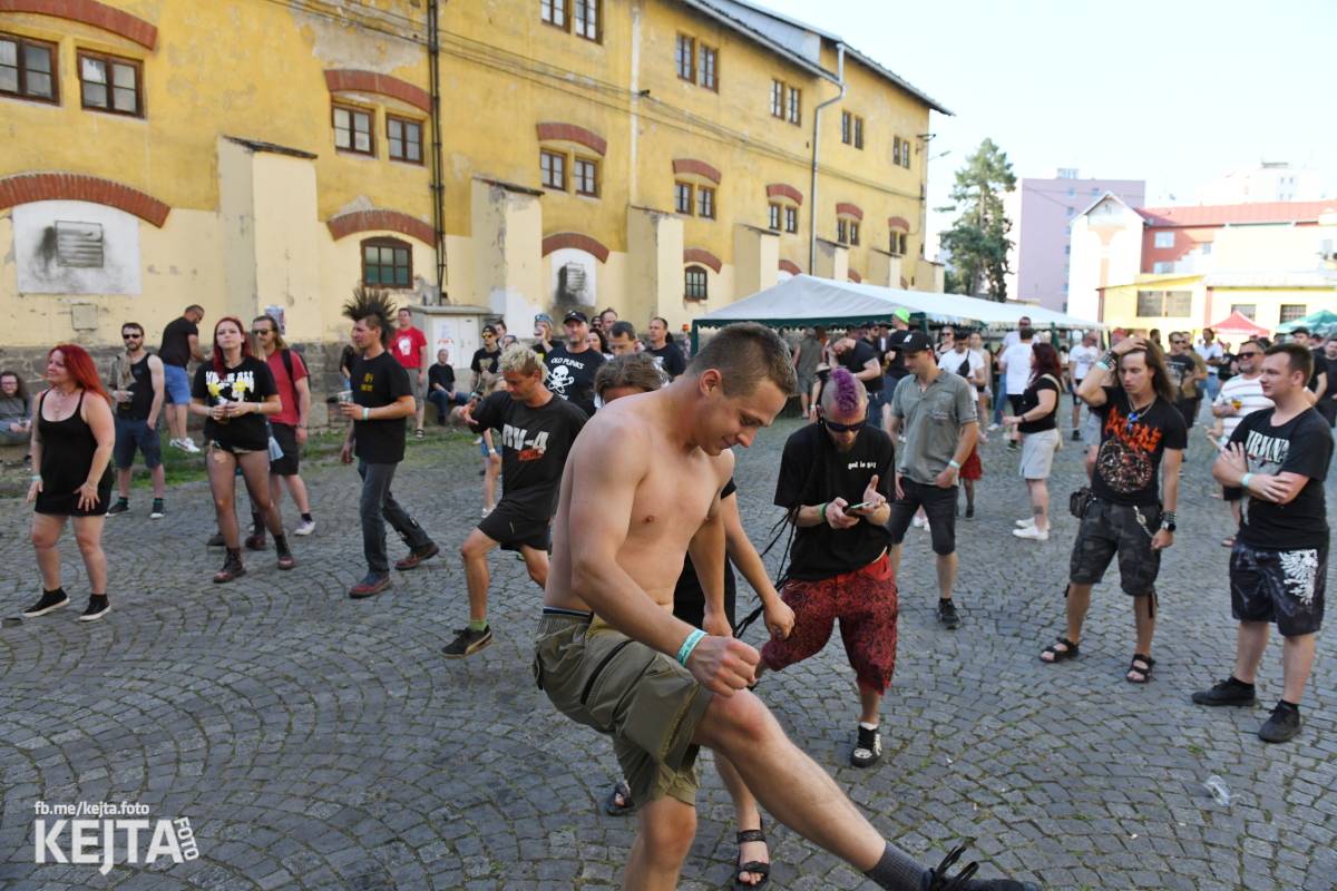 Punk Rock for Ferdinand: nejen dospěláci pařili na RV-4, The Fialky nebo !V.V.Ú.