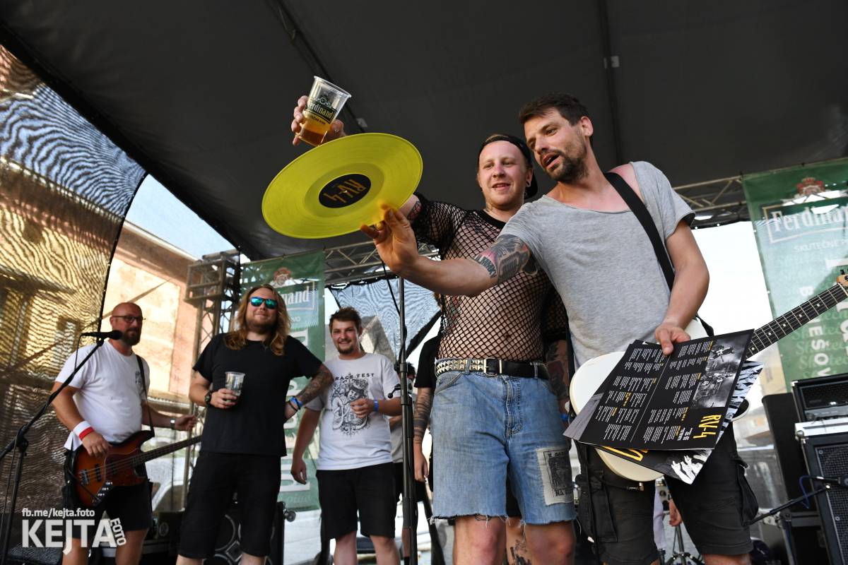 Punk Rock for Ferdinand: nejen dospěláci pařili na RV-4, The Fialky nebo !V.V.Ú.