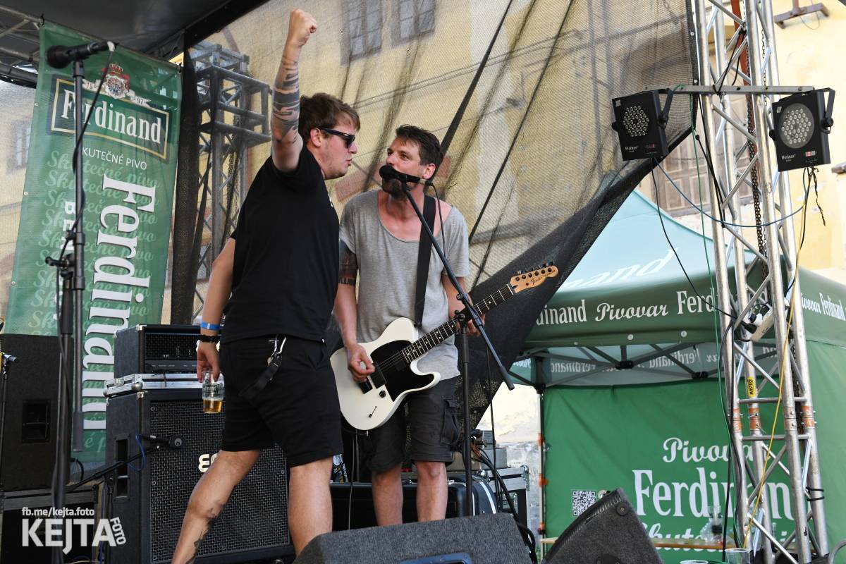 Punk Rock for Ferdinand: nejen dospěláci pařili na RV-4, The Fialky nebo !V.V.Ú.