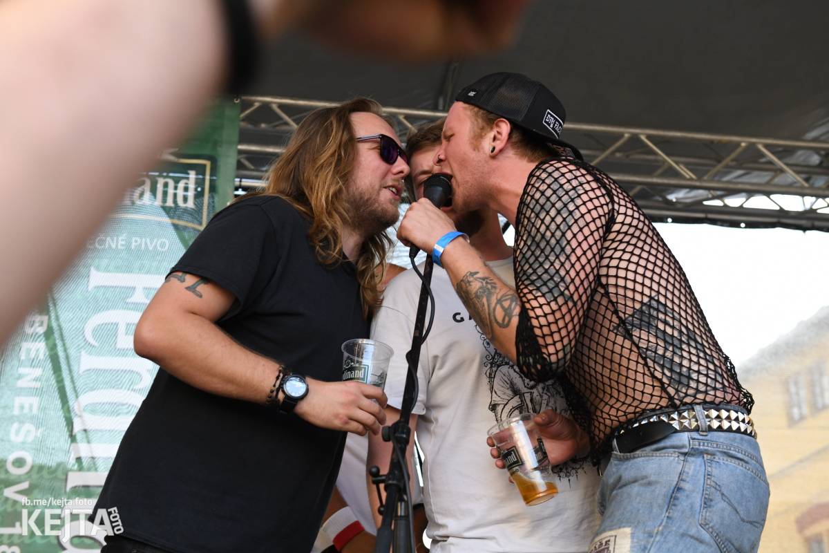 Punk Rock for Ferdinand: nejen dospěláci pařili na RV-4, The Fialky nebo !V.V.Ú.