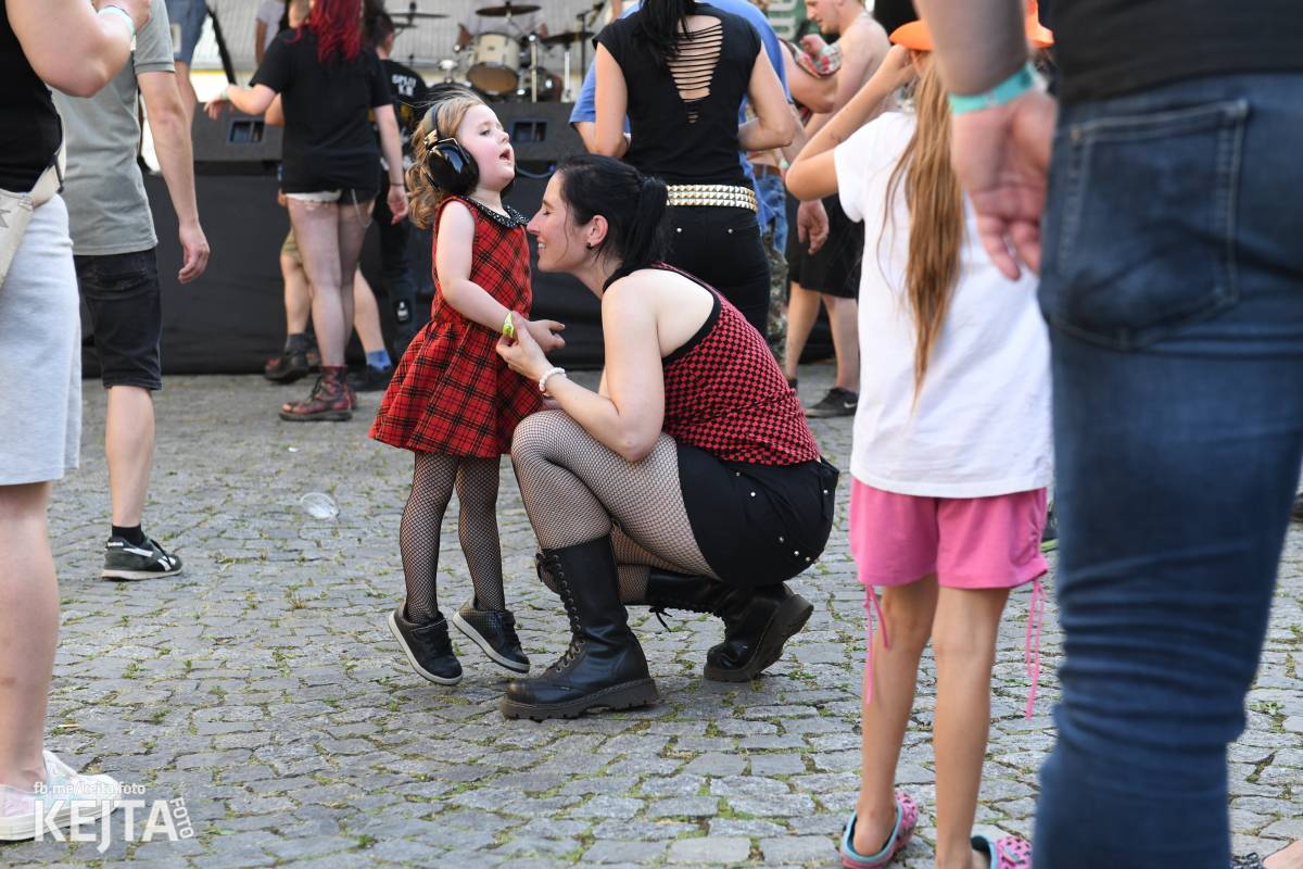 Punk Rock for Ferdinand: nejen dospěláci pařili na RV-4, The Fialky nebo !V.V.Ú.