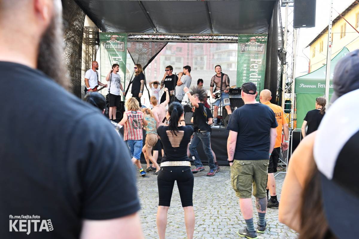 Punk Rock for Ferdinand: nejen dospěláci pařili na RV-4, The Fialky nebo !V.V.Ú.