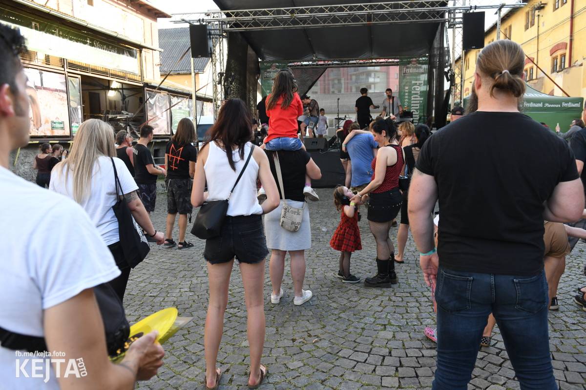 Punk Rock for Ferdinand: nejen dospěláci pařili na RV-4, The Fialky nebo !V.V.Ú.