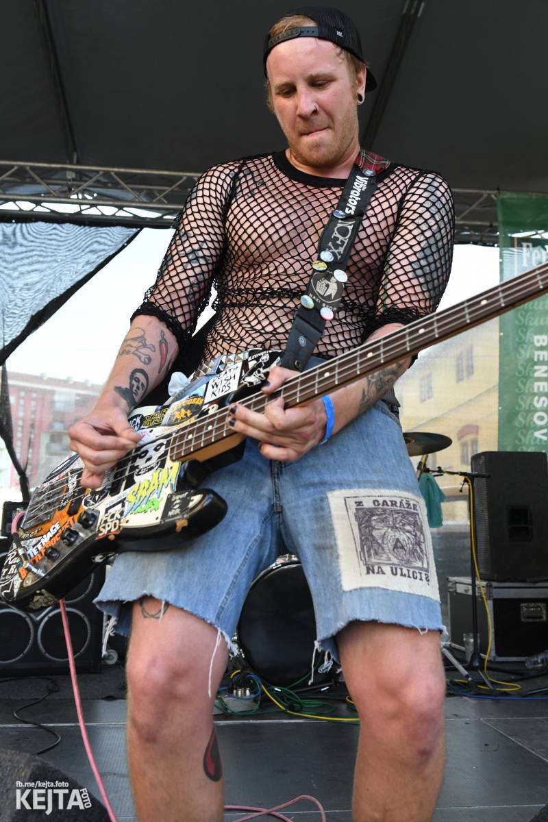 Punk Rock for Ferdinand: nejen dospěláci pařili na RV-4, The Fialky nebo !V.V.Ú.