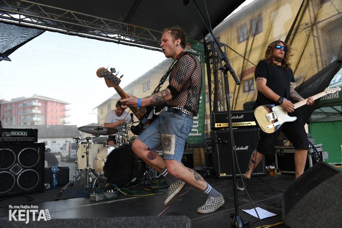 Punk Rock for Ferdinand: nejen dospěláci pařili na RV-4, The Fialky nebo !V.V.Ú.