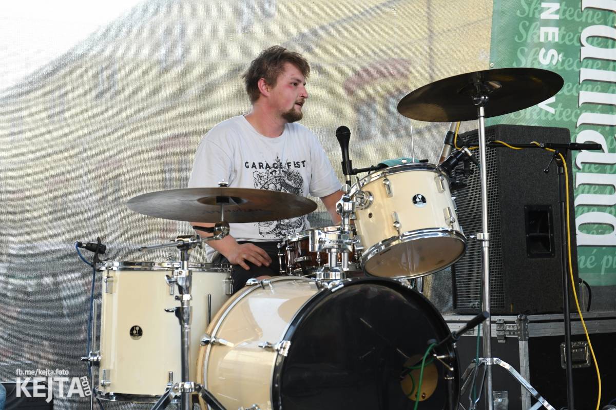 Punk Rock for Ferdinand: nejen dospěláci pařili na RV-4, The Fialky nebo !V.V.Ú.