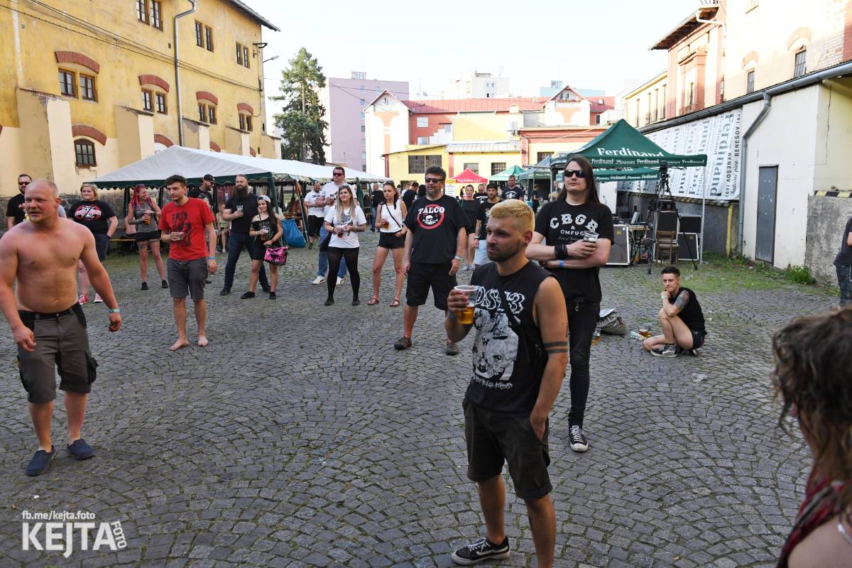 Punk Rock for Ferdinand: nejen dospěláci pařili na RV-4, The Fialky nebo !V.V.Ú.