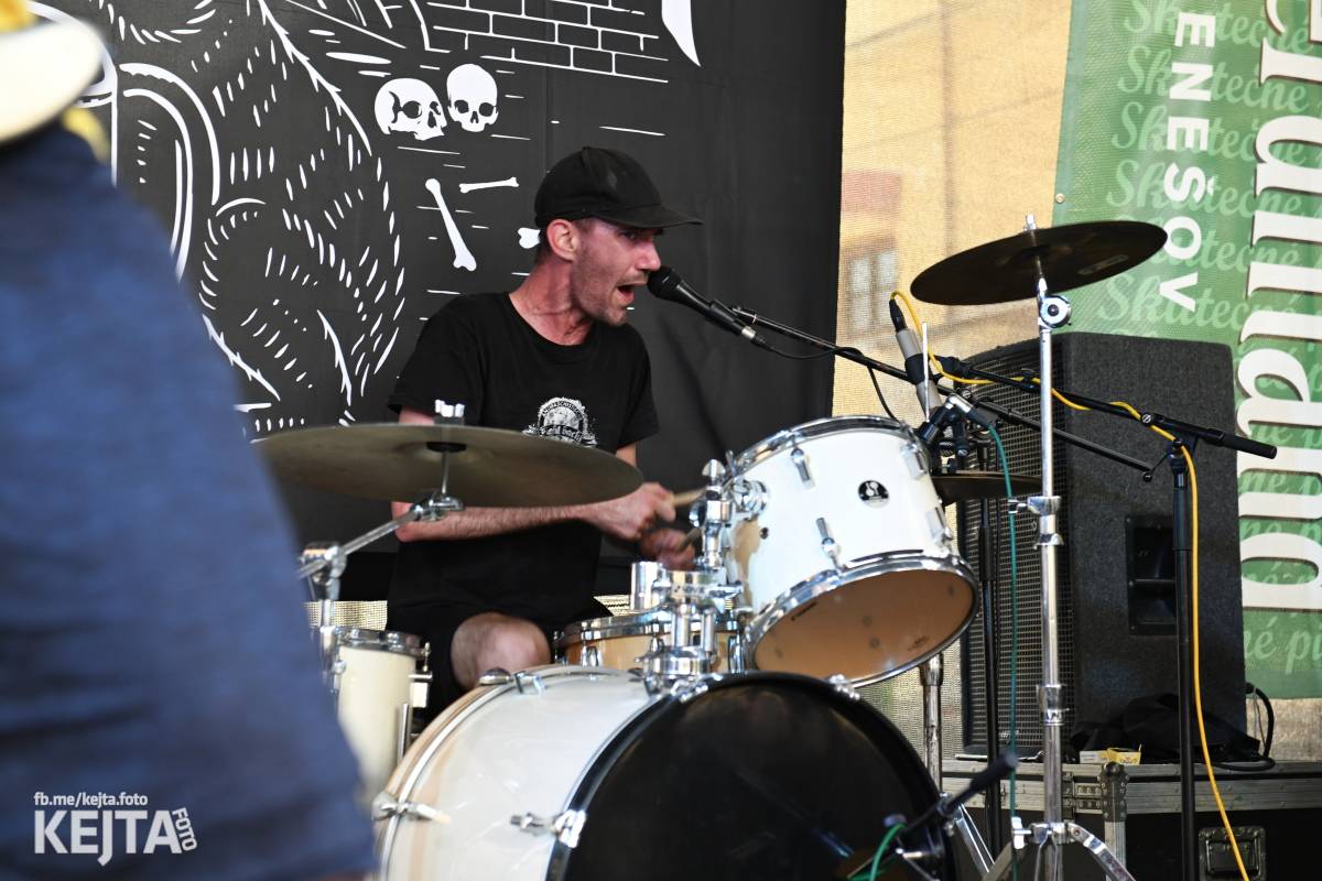 Punk Rock for Ferdinand: nejen dospěláci pařili na RV-4, The Fialky nebo !V.V.Ú.