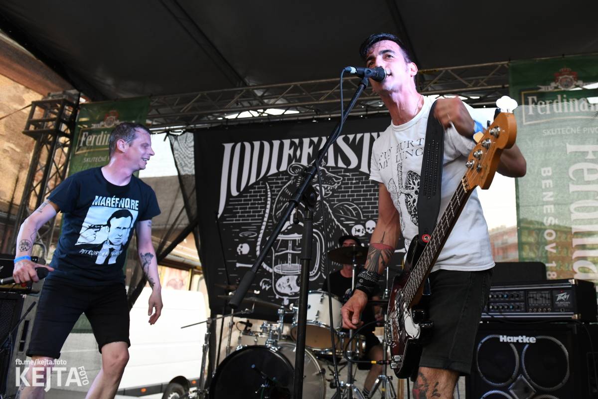 Punk Rock for Ferdinand: nejen dospěláci pařili na RV-4, The Fialky nebo !V.V.Ú.