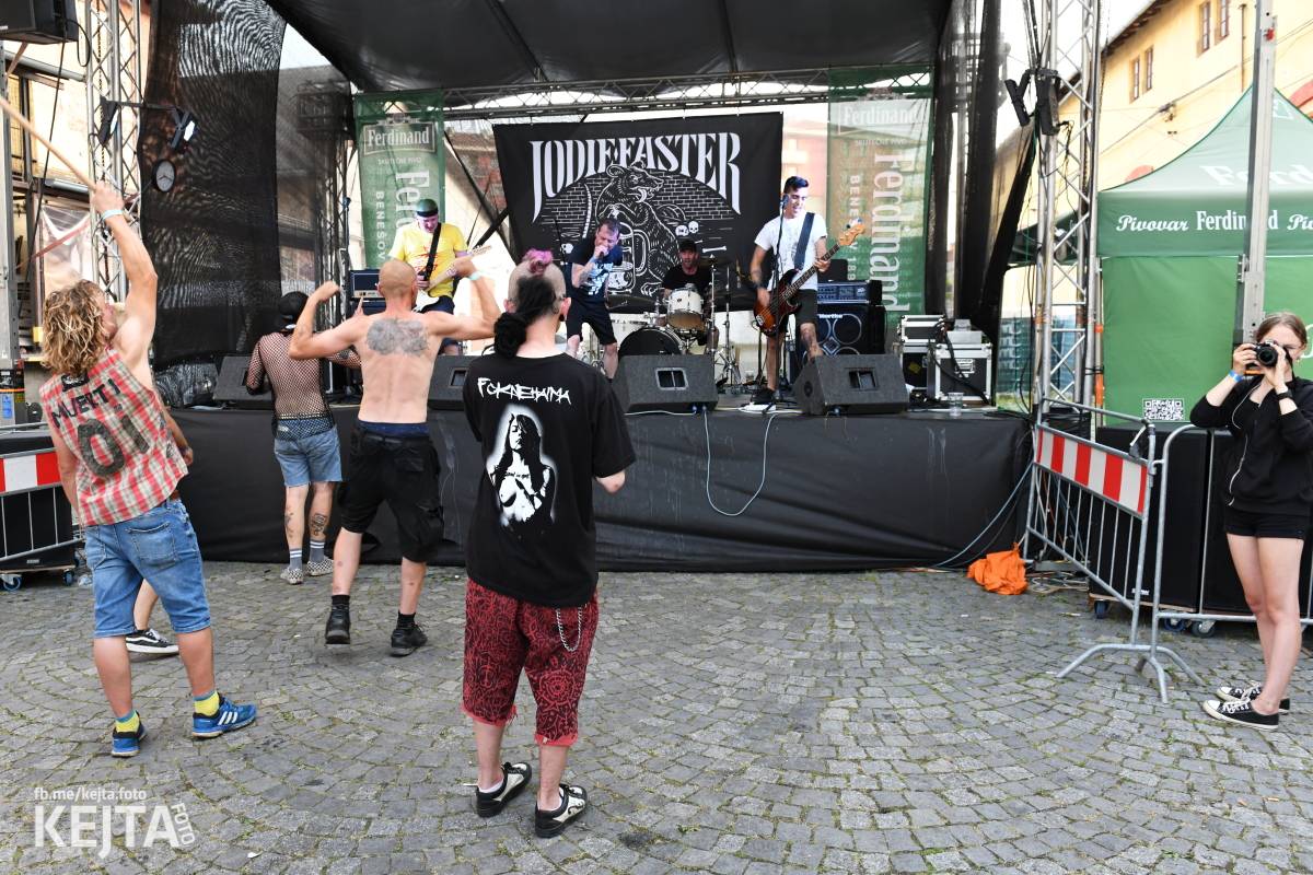 Punk Rock for Ferdinand: nejen dospěláci pařili na RV-4, The Fialky nebo !V.V.Ú.