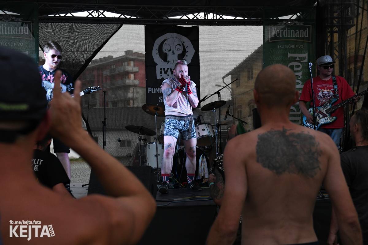 Punk Rock for Ferdinand: nejen dospěláci pařili na RV-4, The Fialky nebo !V.V.Ú.