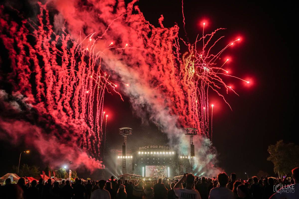 Závěrečný den Rock For People patřil Green Day, Sum 41 a Weezer, bavila i Vypsaná fiXa