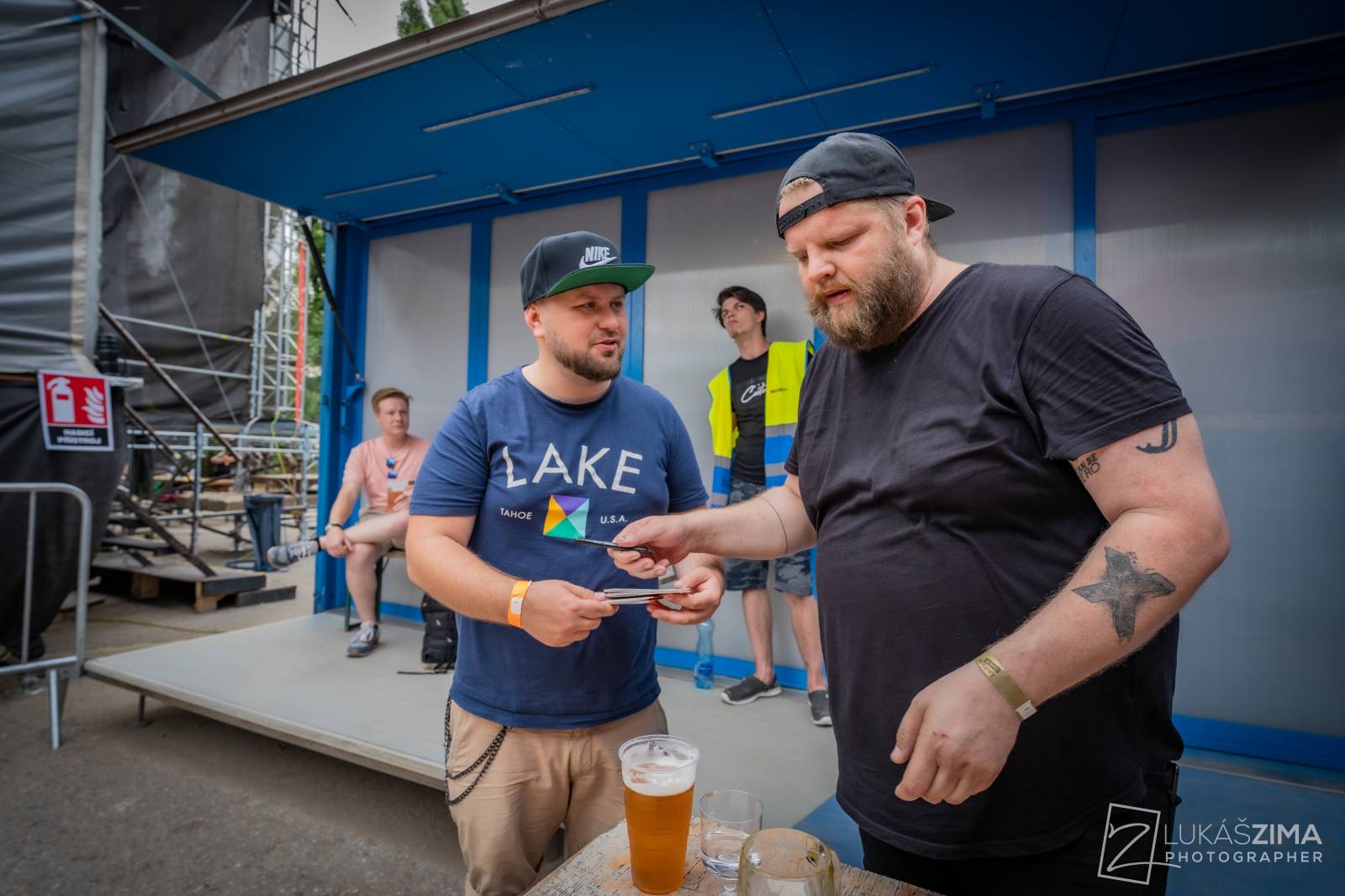 Pogující dav i křest Kusů radosti. Vypsaná fiXa si koncert v Ledárnách užila naplno