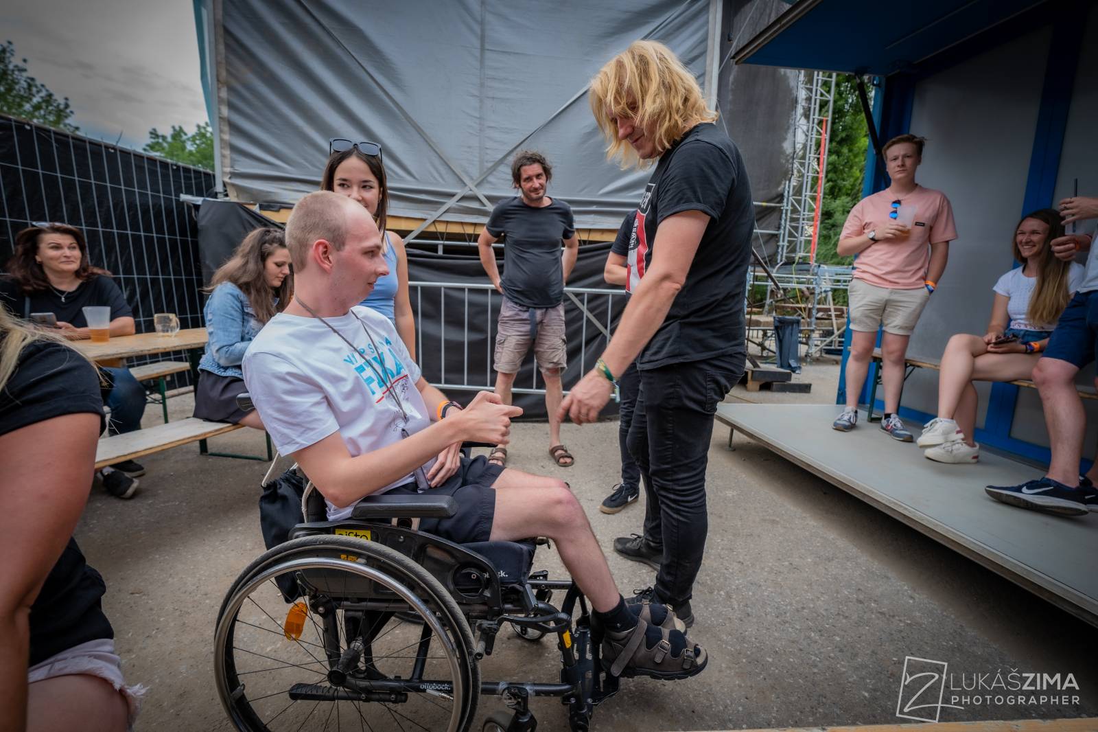 Pogující dav i křest Kusů radosti. Vypsaná fiXa si koncert v Ledárnách užila naplno