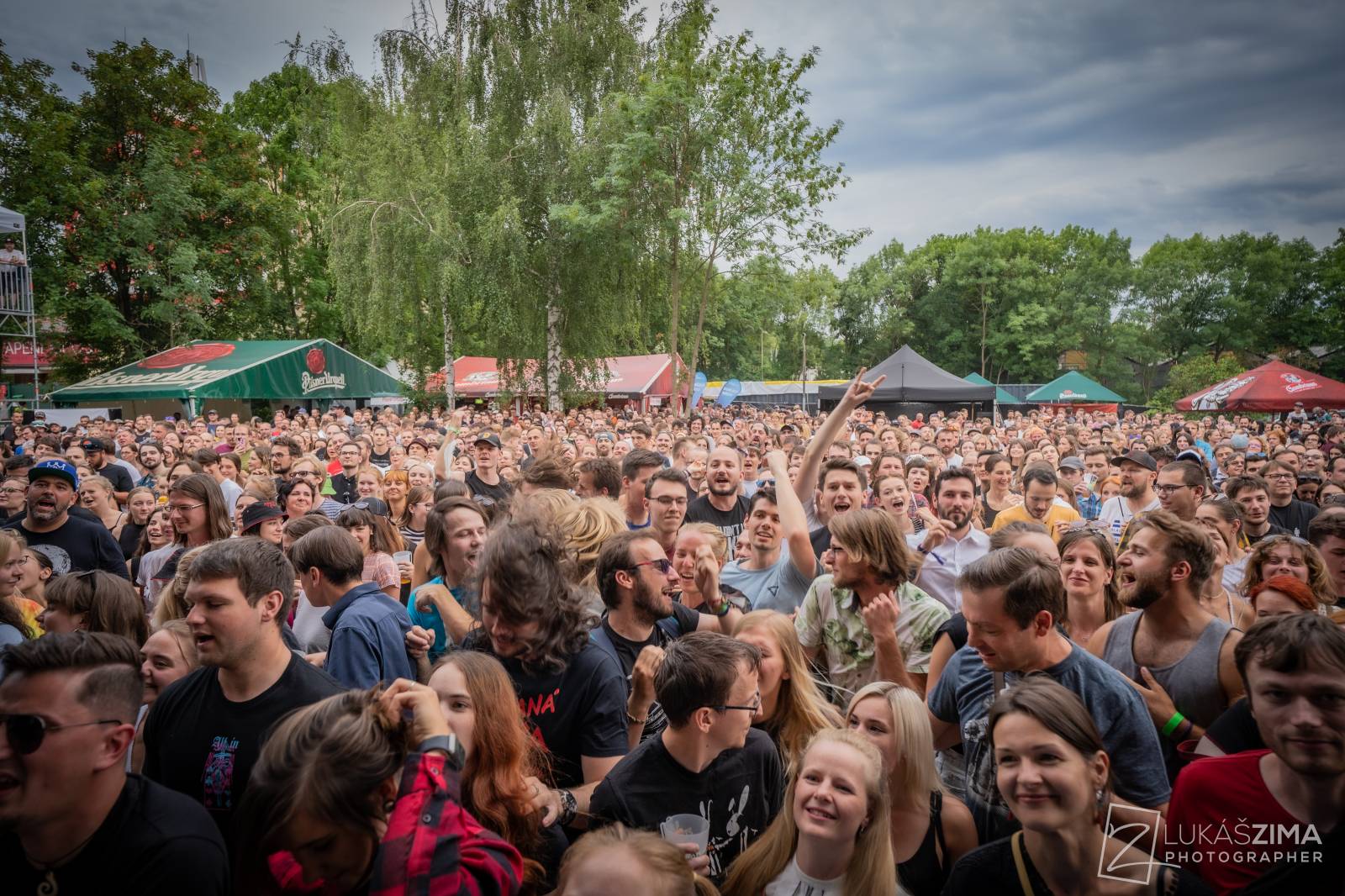 Pogující dav i křest Kusů radosti. Vypsaná fiXa si koncert v Ledárnách užila naplno