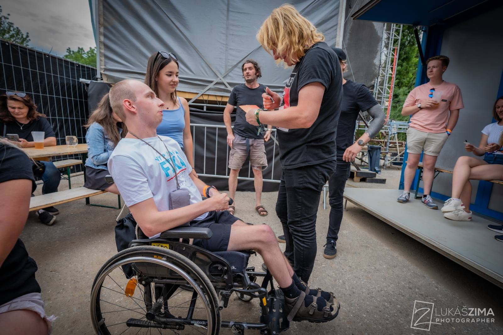 Pogující dav i křest Kusů radosti. Vypsaná fiXa si koncert v Ledárnách užila naplno