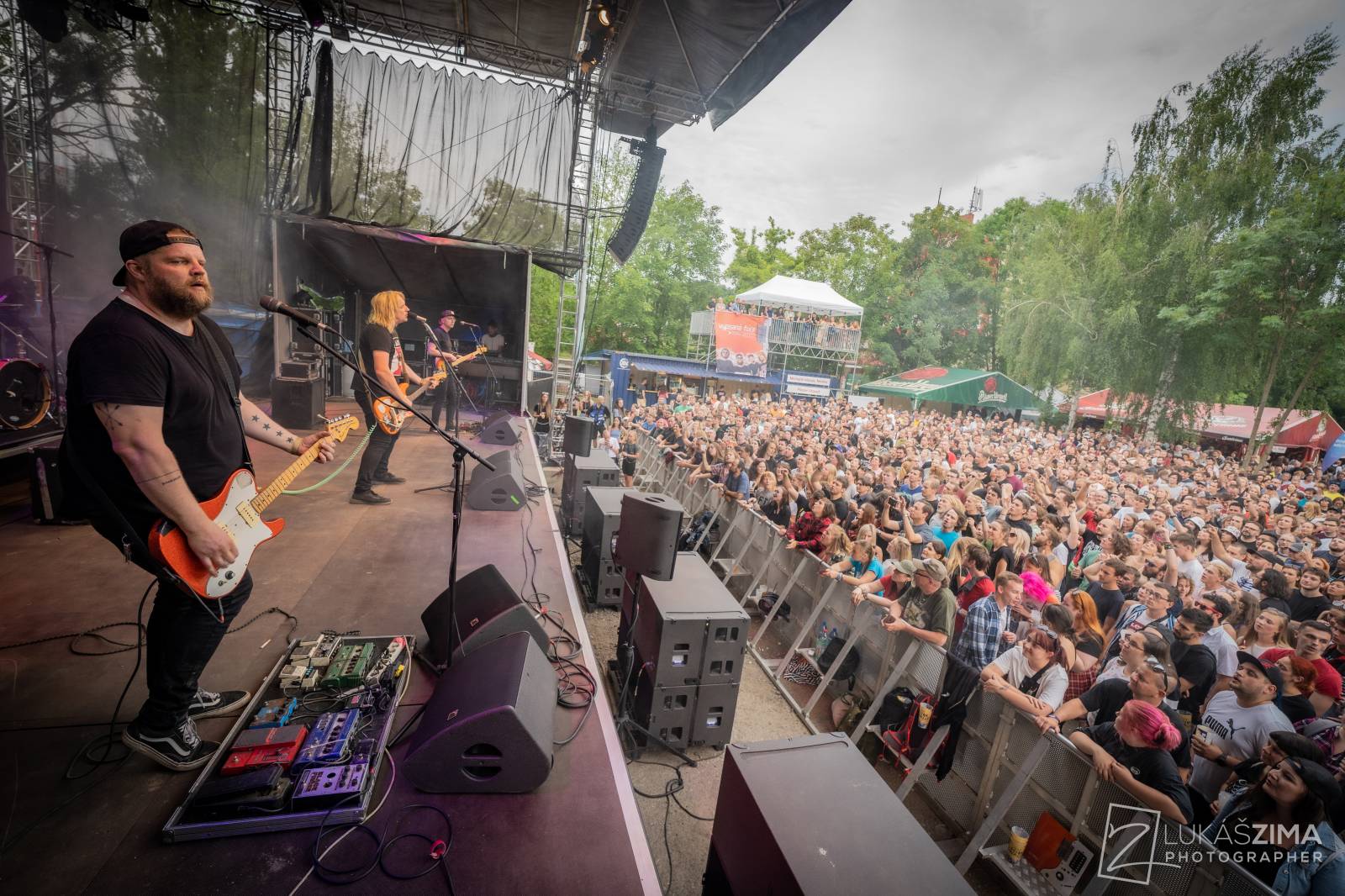 Pogující dav i křest Kusů radosti. Vypsaná fiXa si koncert v Ledárnách užila naplno