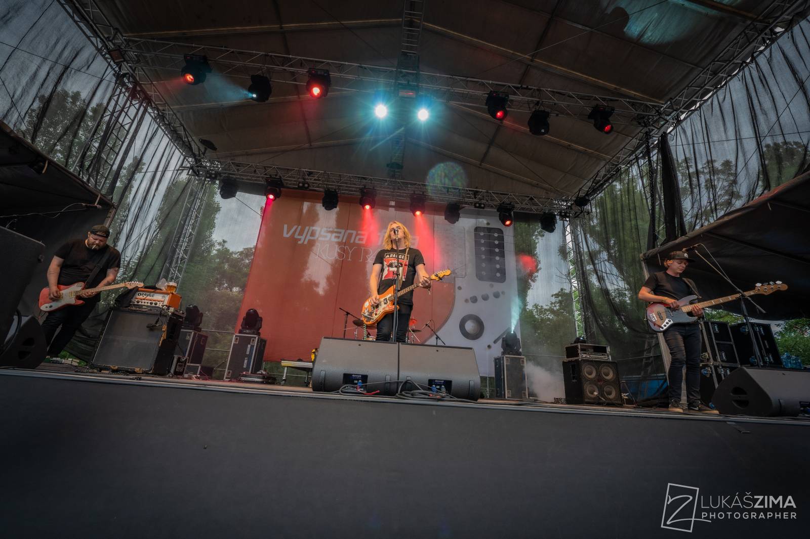 Pogující dav i křest Kusů radosti. Vypsaná fiXa si koncert v Ledárnách užila naplno