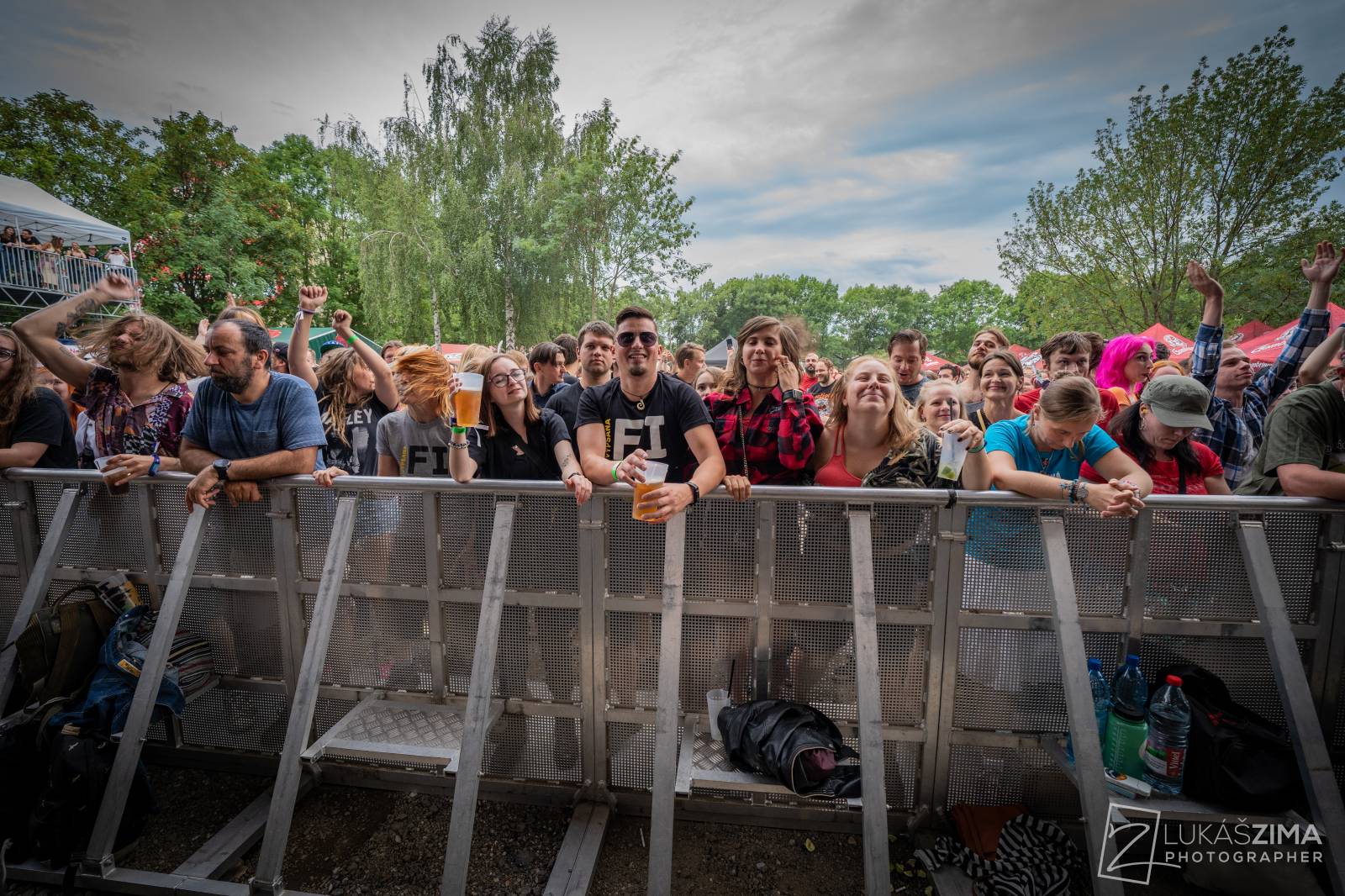 Pogující dav i křest Kusů radosti. Vypsaná fiXa si koncert v Ledárnách užila naplno