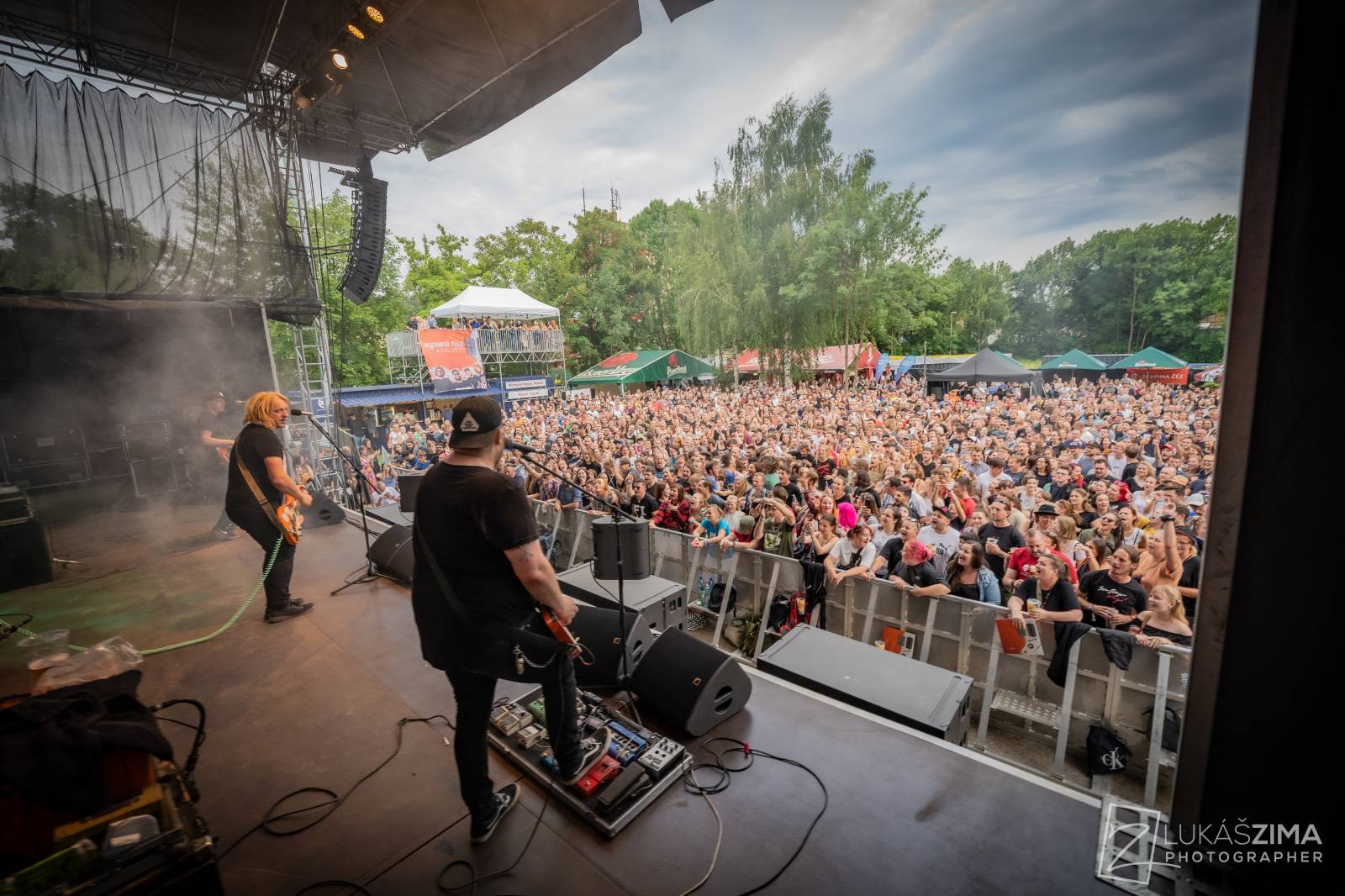Pogující dav i křest Kusů radosti. Vypsaná fiXa si koncert v Ledárnách užila naplno