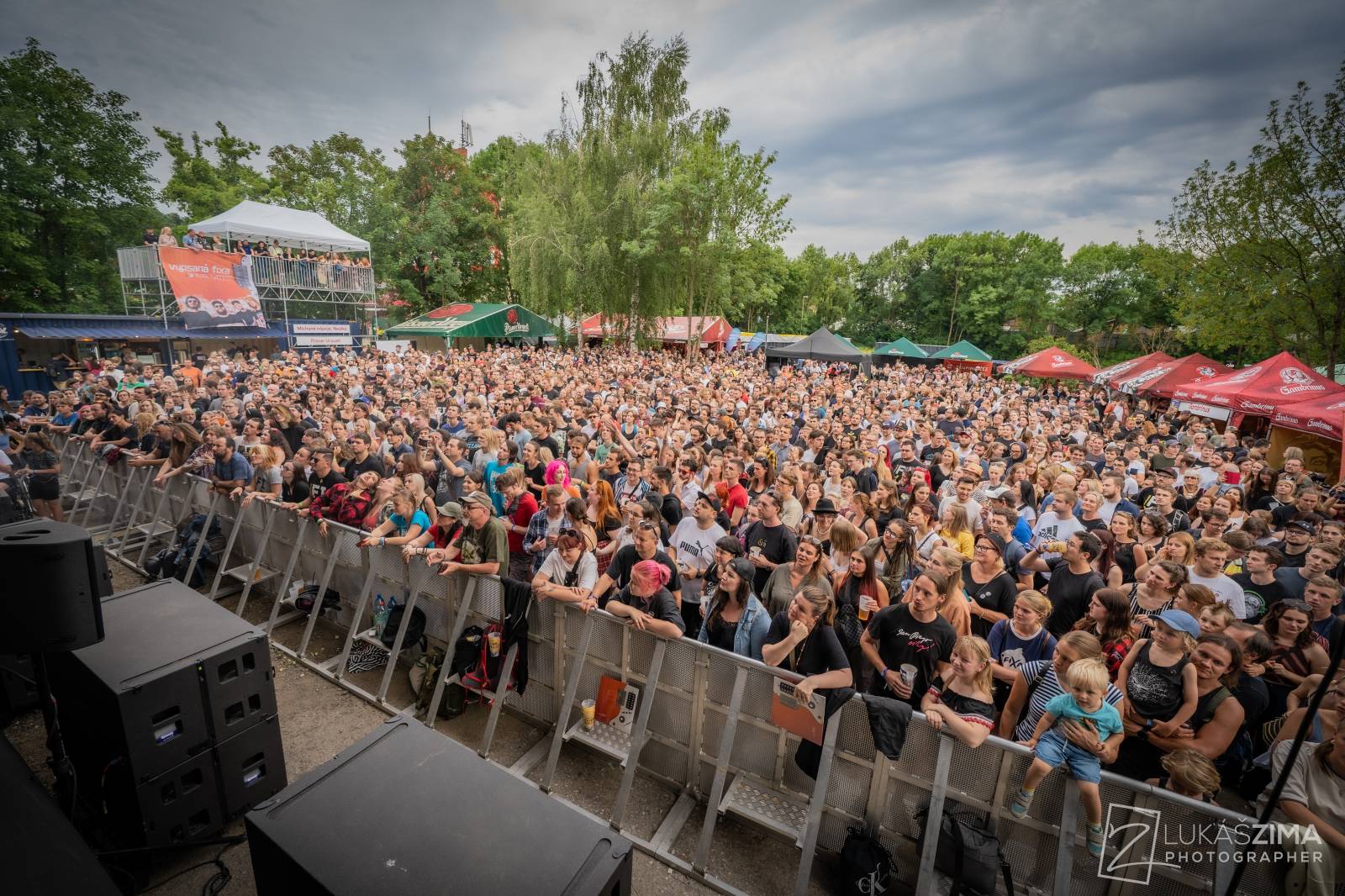 Pogující dav i křest Kusů radosti. Vypsaná fiXa si koncert v Ledárnách užila naplno