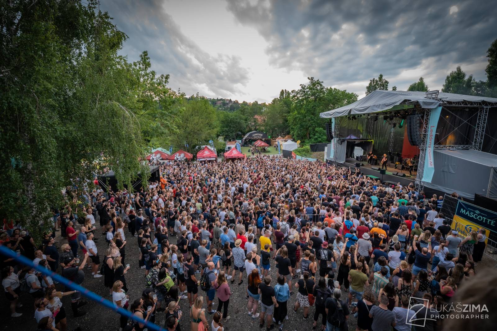 Pogující dav i křest Kusů radosti. Vypsaná fiXa si koncert v Ledárnách užila naplno
