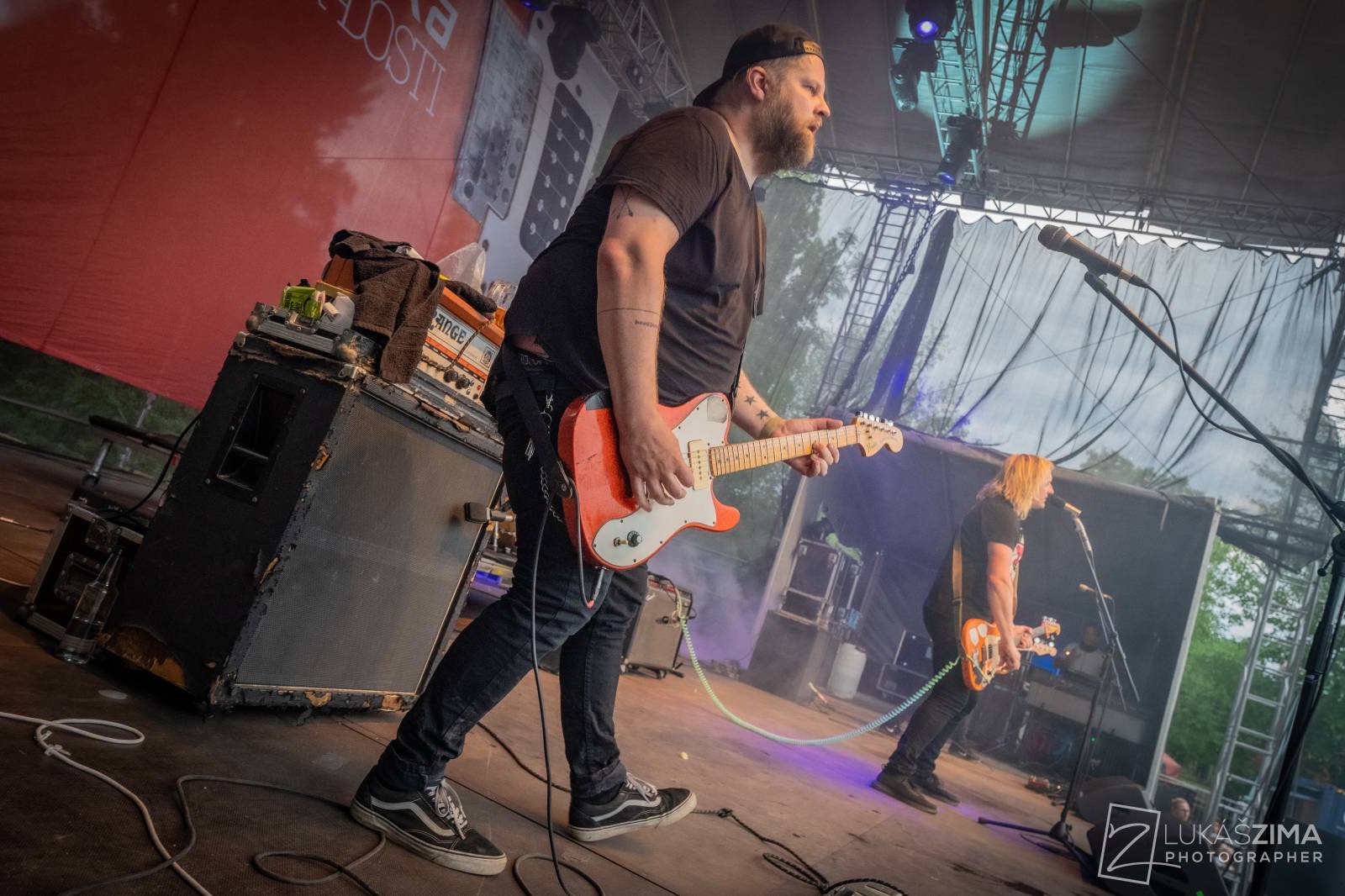 Pogující dav i křest Kusů radosti. Vypsaná fiXa si koncert v Ledárnách užila naplno