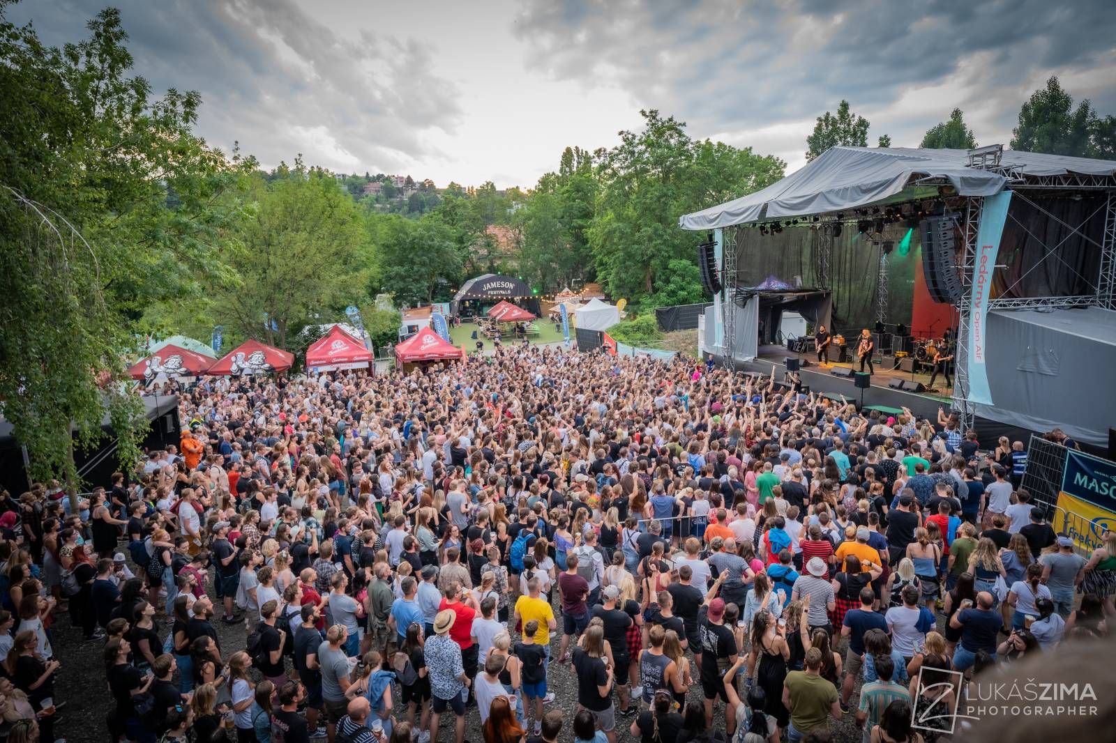 Pogující dav i křest Kusů radosti. Vypsaná fiXa si koncert v Ledárnách užila naplno