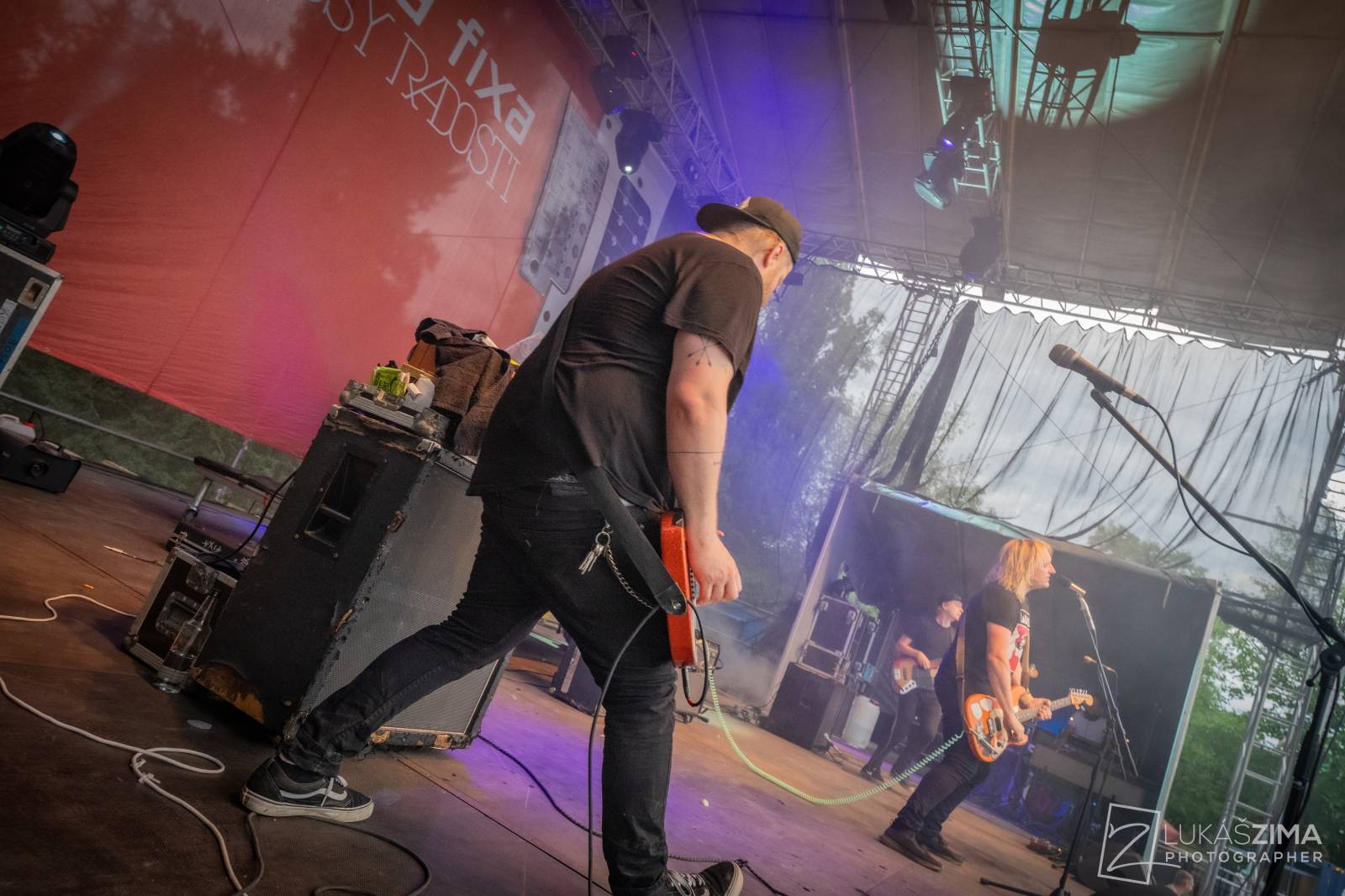 Pogující dav i křest Kusů radosti. Vypsaná fiXa si koncert v Ledárnách užila naplno