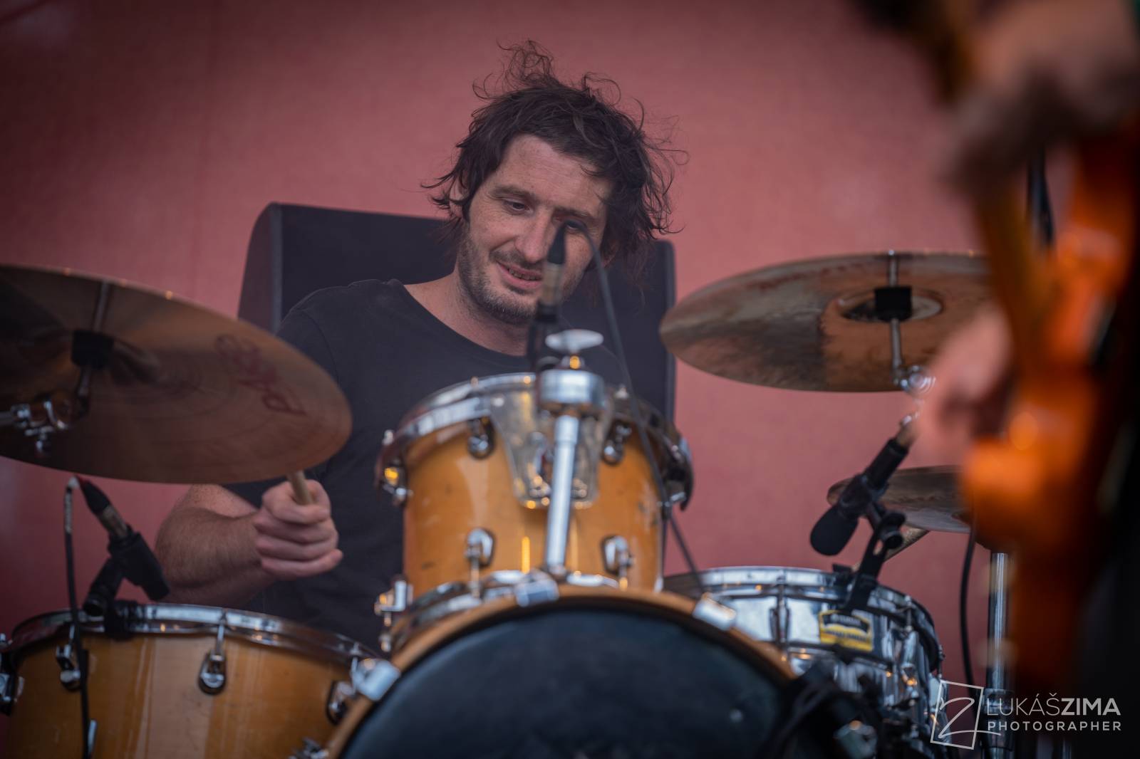 Pogující dav i křest Kusů radosti. Vypsaná fiXa si koncert v Ledárnách užila naplno