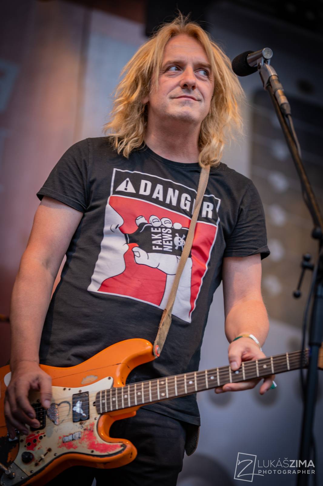 Pogující dav i křest Kusů radosti. Vypsaná fiXa si koncert v Ledárnách užila naplno