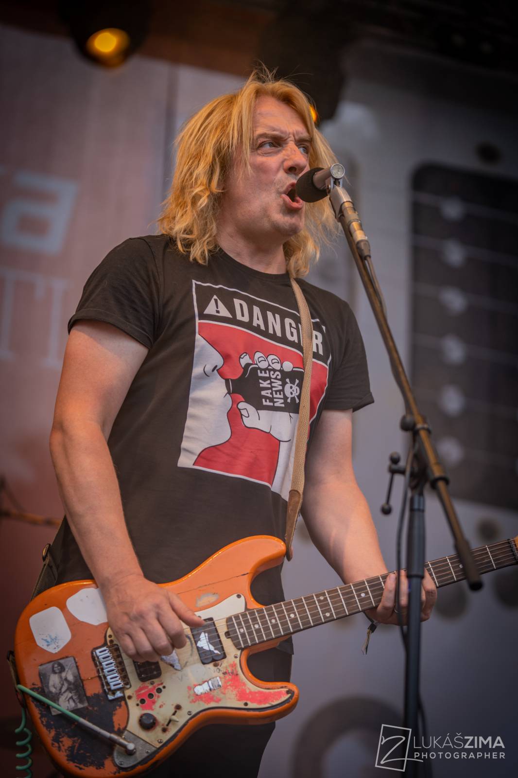 Pogující dav i křest Kusů radosti. Vypsaná fiXa si koncert v Ledárnách užila naplno