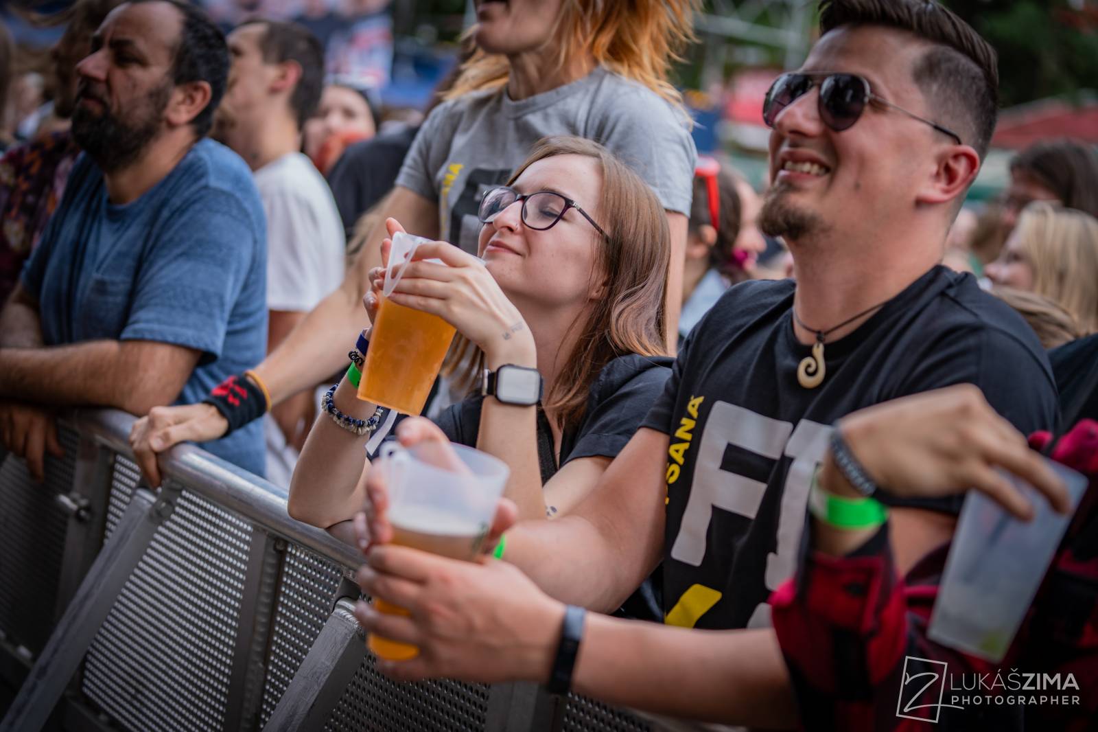 Pogující dav i křest Kusů radosti. Vypsaná fiXa si koncert v Ledárnách užila naplno