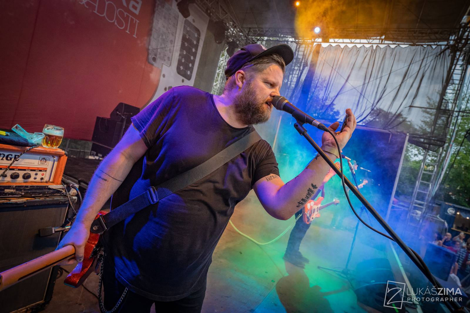 Pogující dav i křest Kusů radosti. Vypsaná fiXa si koncert v Ledárnách užila naplno