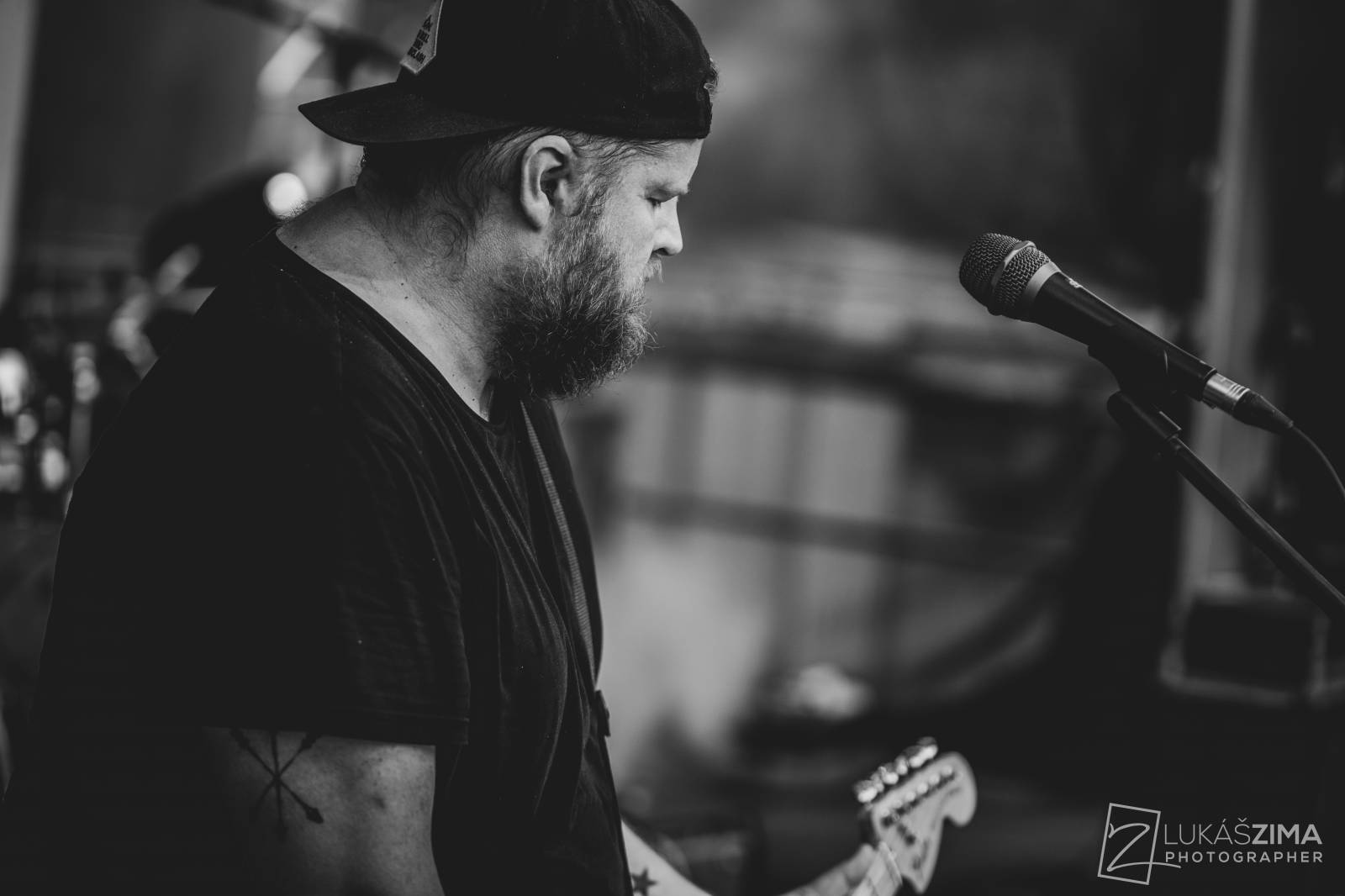 Pogující dav i křest Kusů radosti. Vypsaná fiXa si koncert v Ledárnách užila naplno