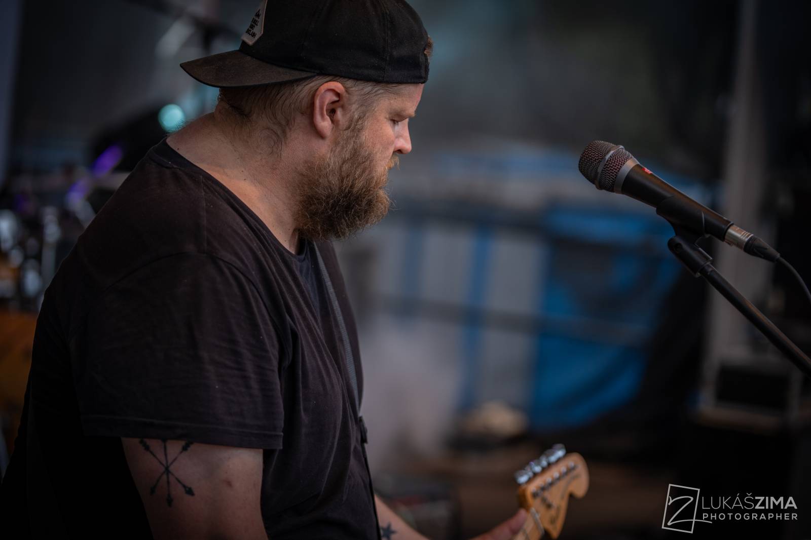 Pogující dav i křest Kusů radosti. Vypsaná fiXa si koncert v Ledárnách užila naplno