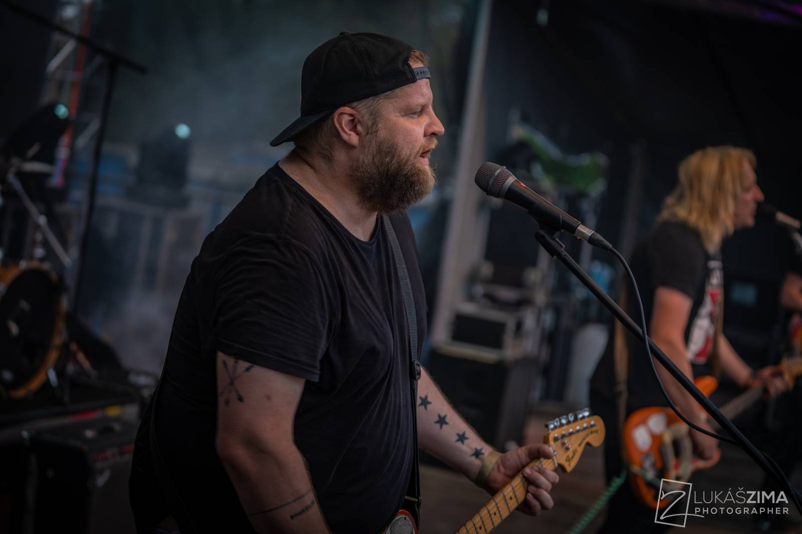 Pogující dav i křest Kusů radosti. Vypsaná fiXa si koncert v Ledárnách užila naplno