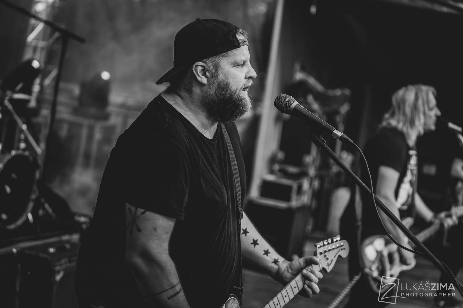 Pogující dav i křest Kusů radosti. Vypsaná fiXa si koncert v Ledárnách užila naplno