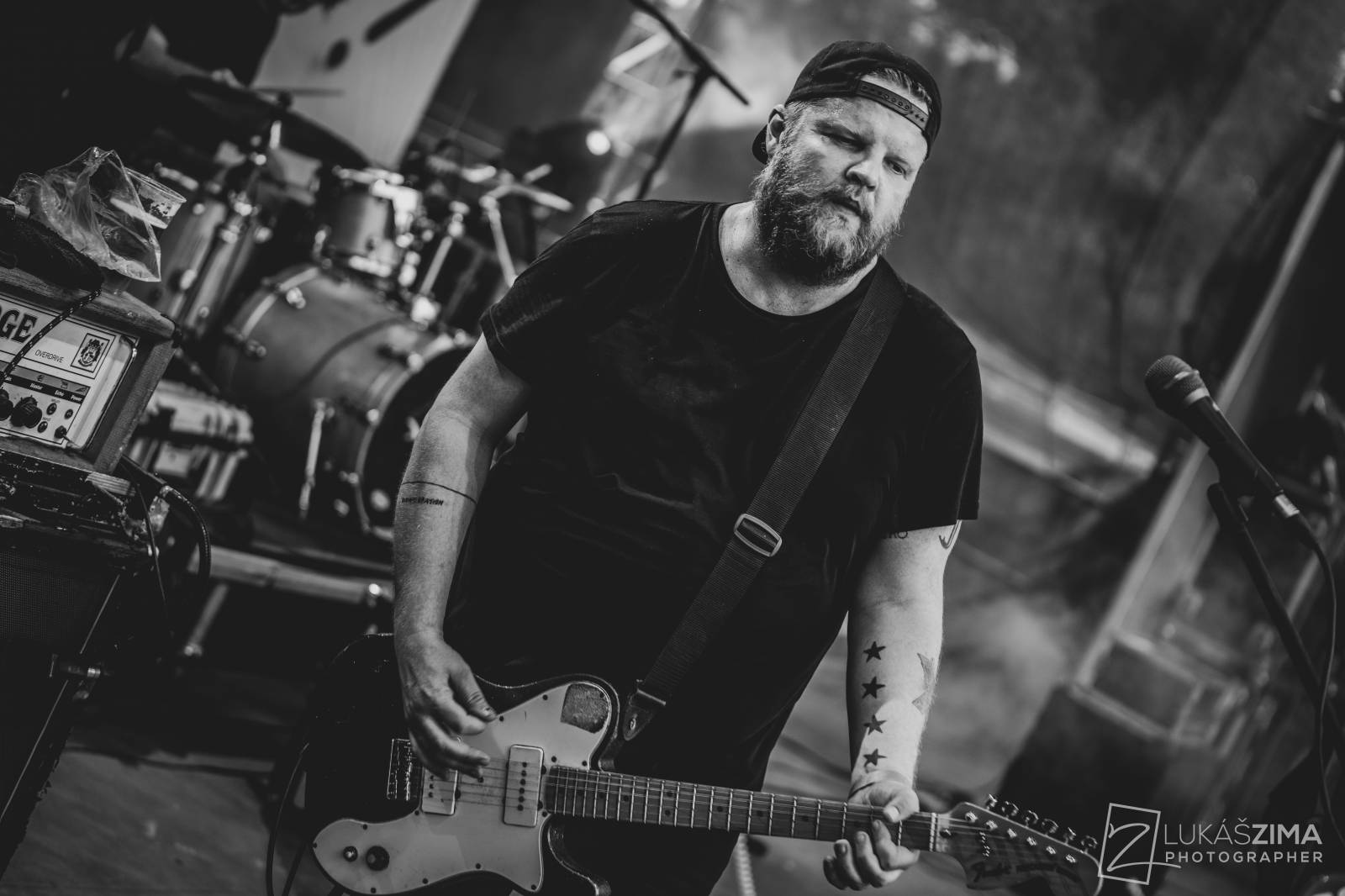 Pogující dav i křest Kusů radosti. Vypsaná fiXa si koncert v Ledárnách užila naplno