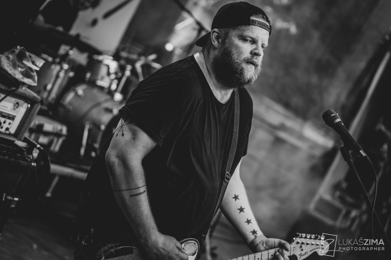 Pogující dav i křest Kusů radosti. Vypsaná fiXa si koncert v Ledárnách užila naplno