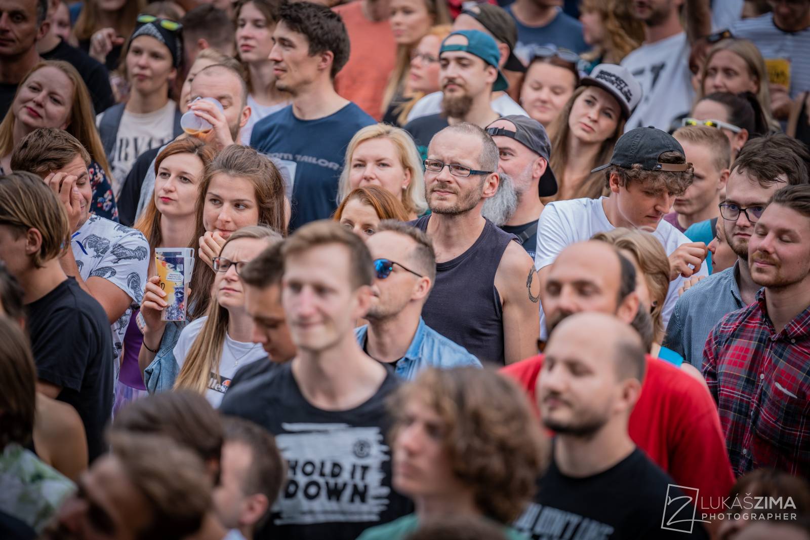 Pogující dav i křest Kusů radosti. Vypsaná fiXa si koncert v Ledárnách užila naplno