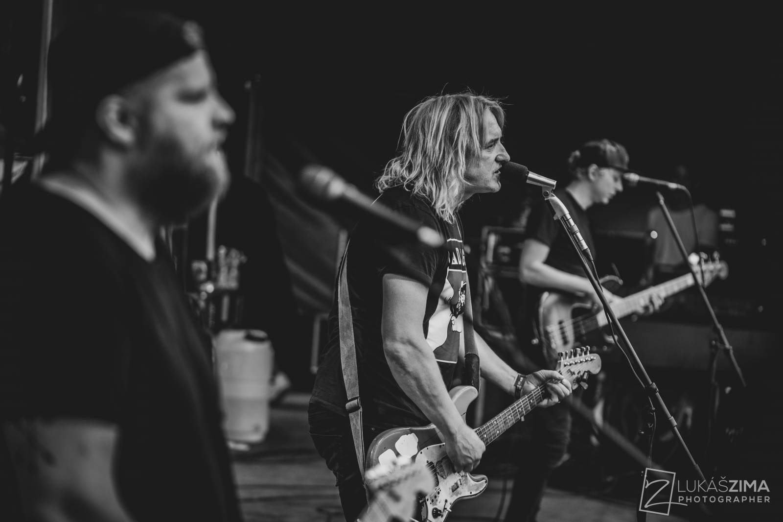 Pogující dav i křest Kusů radosti. Vypsaná fiXa si koncert v Ledárnách užila naplno