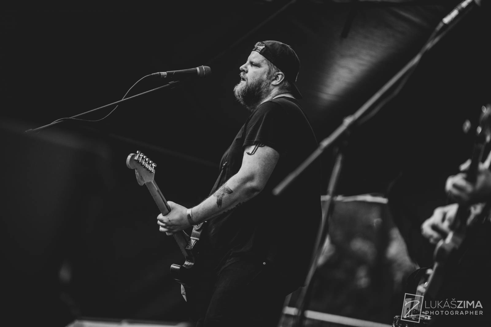 Pogující dav i křest Kusů radosti. Vypsaná fiXa si koncert v Ledárnách užila naplno