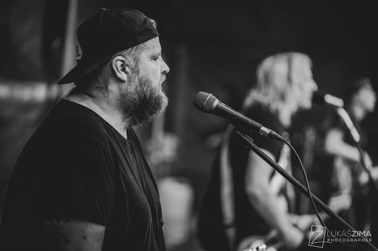 Pogující dav i křest Kusů radosti. Vypsaná fiXa si koncert v Ledárnách užila naplno