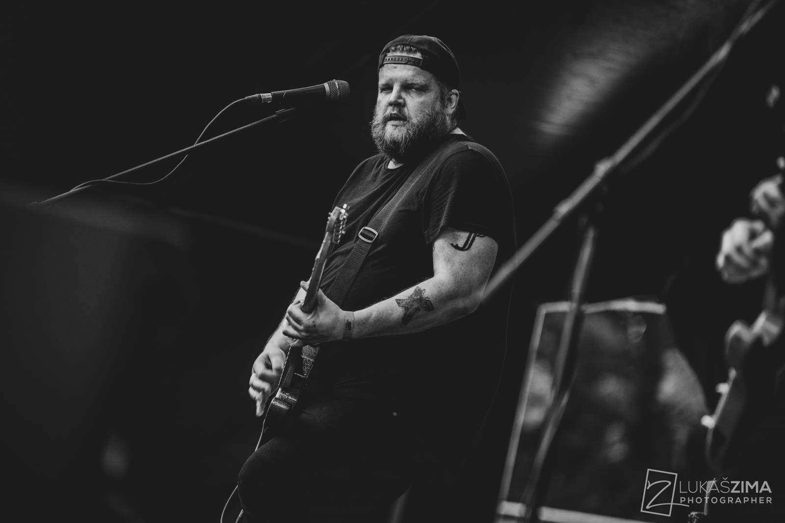 Pogující dav i křest Kusů radosti. Vypsaná fiXa si koncert v Ledárnách užila naplno