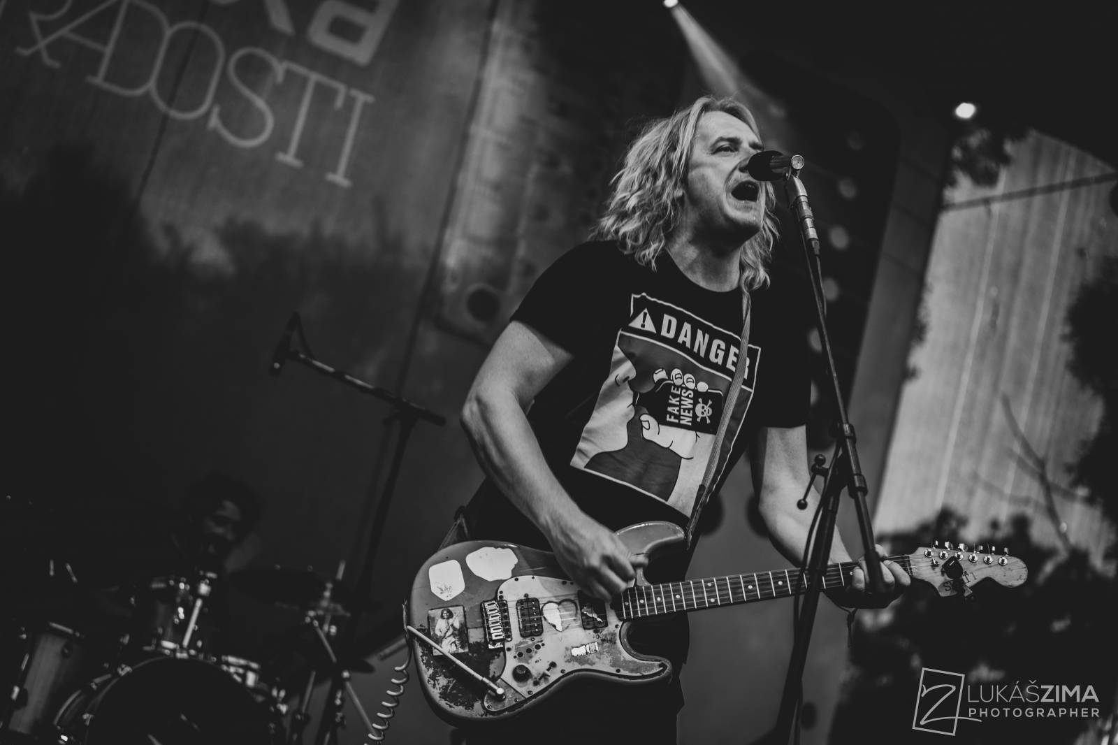 Pogující dav i křest Kusů radosti. Vypsaná fiXa si koncert v Ledárnách užila naplno