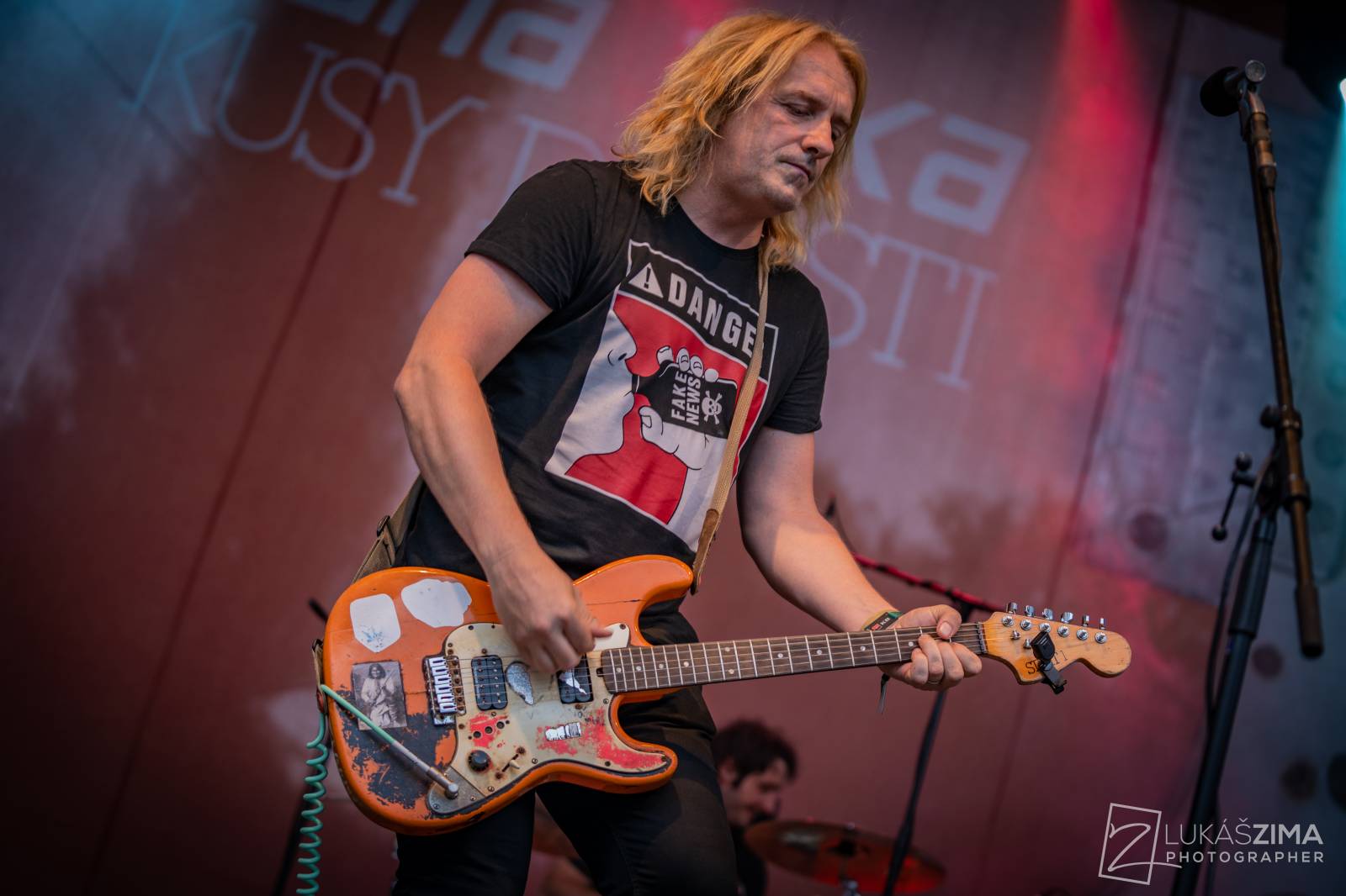 Pogující dav i křest Kusů radosti. Vypsaná fiXa si koncert v Ledárnách užila naplno