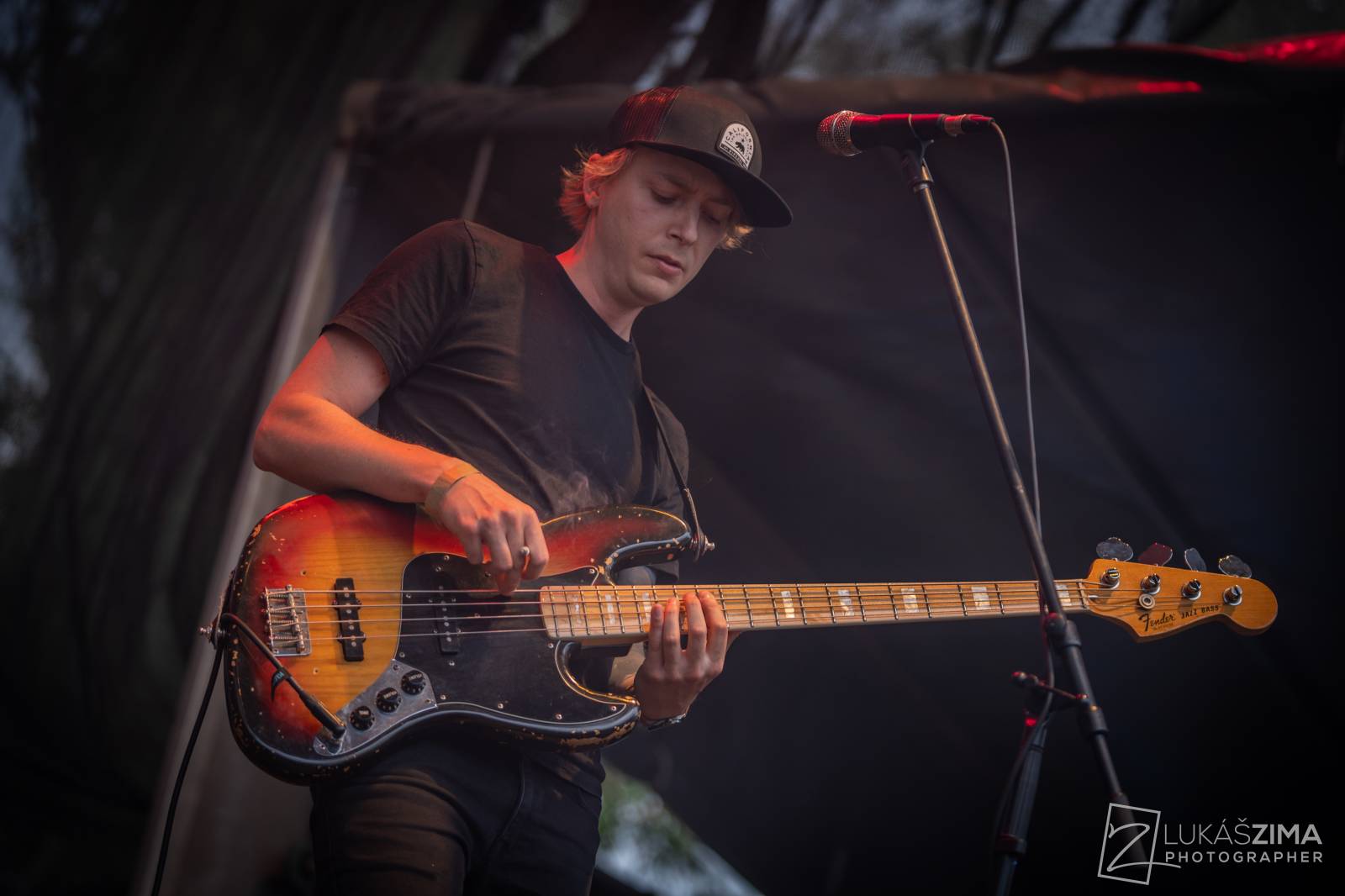 Pogující dav i křest Kusů radosti. Vypsaná fiXa si koncert v Ledárnách užila naplno